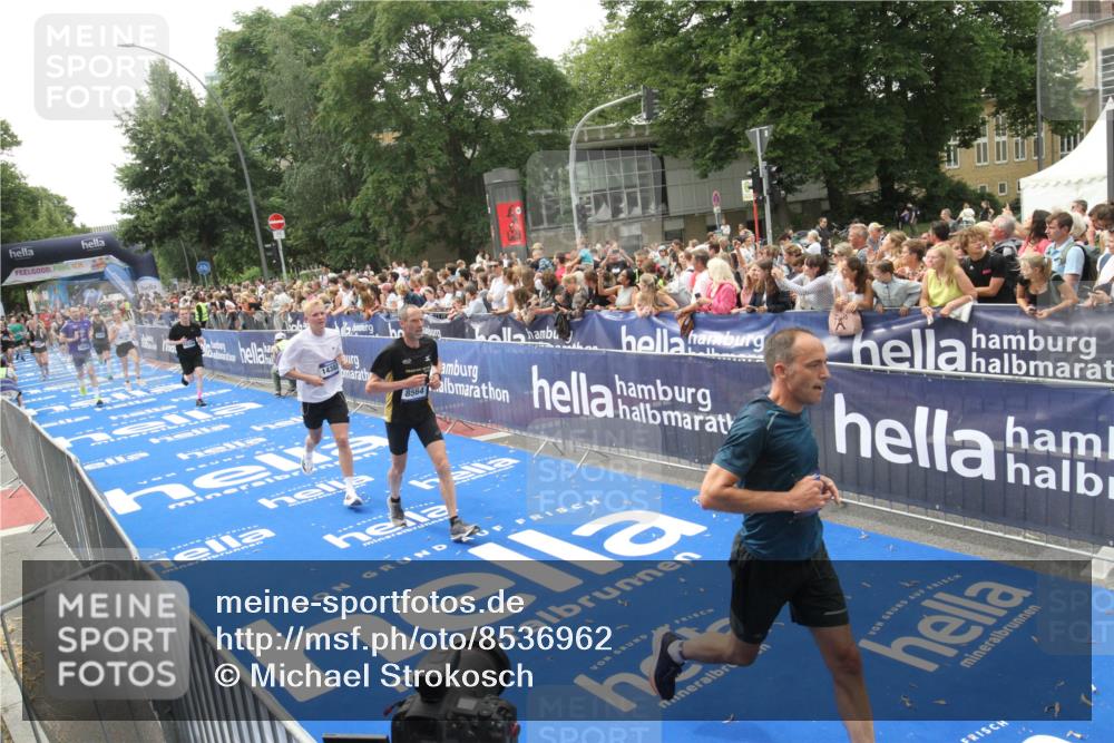 29.06.2025 - hella hamburg halbmarathon Michael Strokosch http://msf.ph/oto/8536962 29.06.2025 10:47:54 Ziel  meine-sportfotos.de