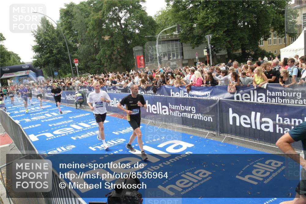 29.06.2025 - hella hamburg halbmarathon Michael Strokosch http://msf.ph/oto/8536964 29.06.2025 10:47:54 Ziel  meine-sportfotos.de