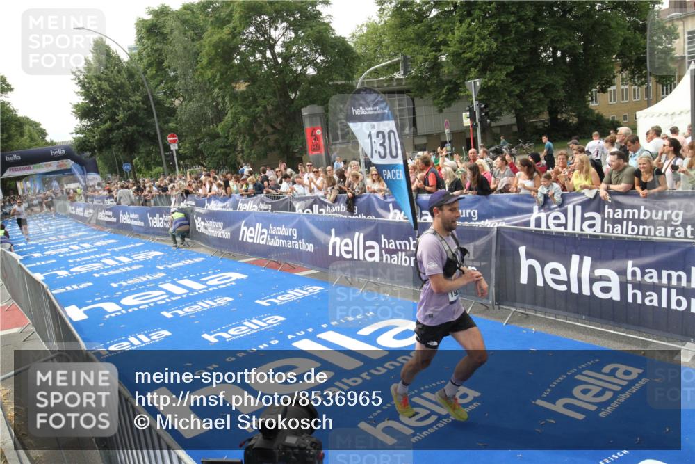 29.06.2025 - hella hamburg halbmarathon Michael Strokosch http://msf.ph/oto/8536965 29.06.2025 10:29:58 Ziel  meine-sportfotos.de