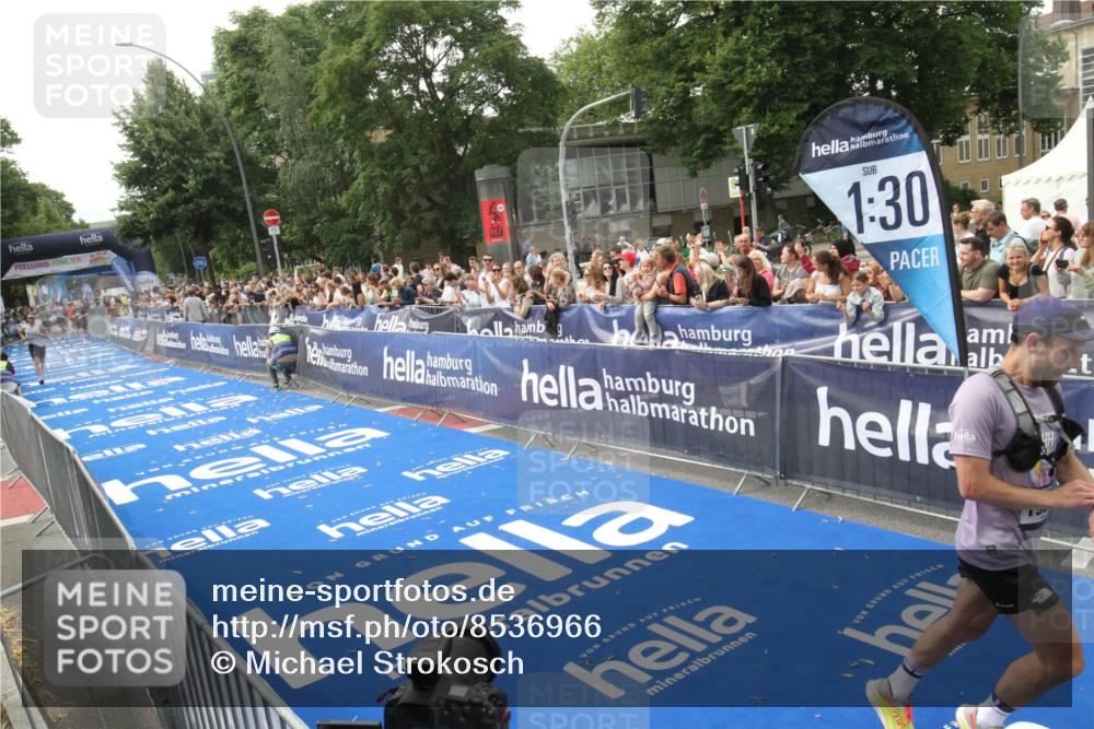 29.06.2025 - hella hamburg halbmarathon Michael Strokosch http://msf.ph/oto/8536966 29.06.2025 10:29:59 Ziel  meine-sportfotos.de