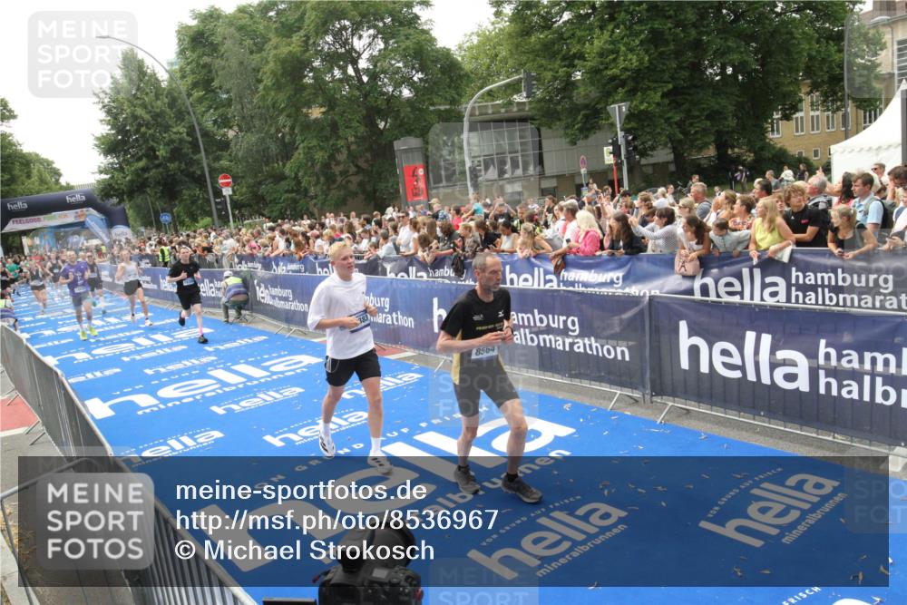 29.06.2025 - hella hamburg halbmarathon Michael Strokosch http://msf.ph/oto/8536967 29.06.2025 10:47:55 Ziel  meine-sportfotos.de