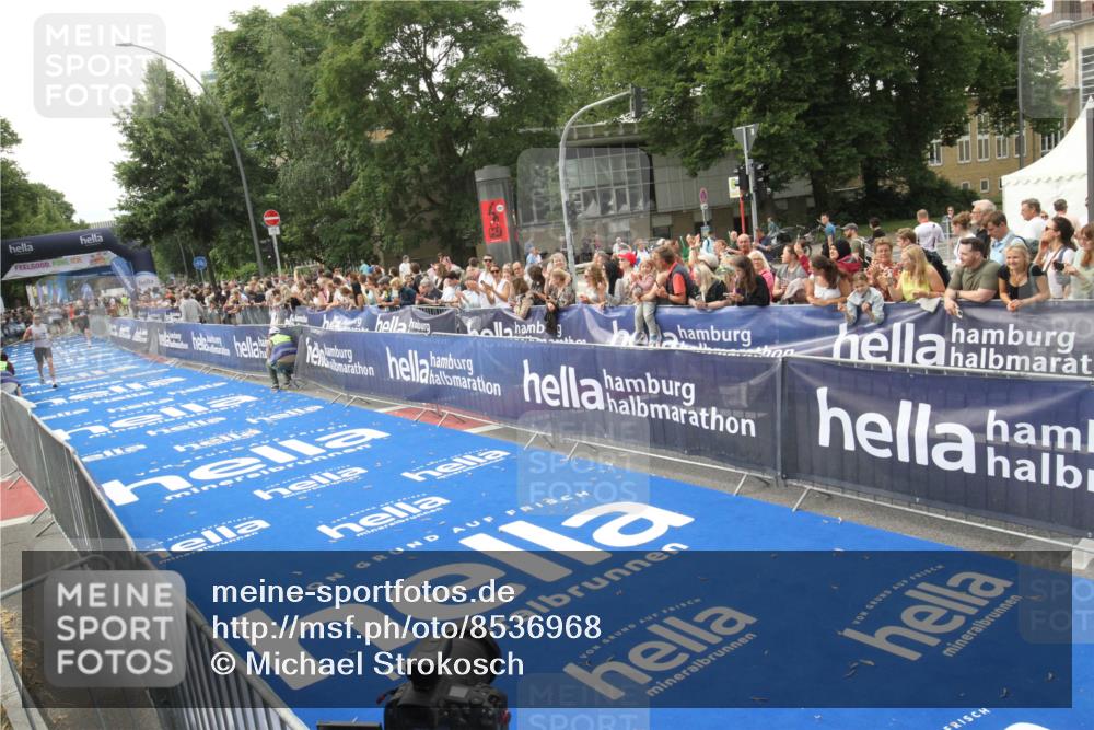 29.06.2025 - hella hamburg halbmarathon Michael Strokosch http://msf.ph/oto/8536968 29.06.2025 10:29:59 Ziel  meine-sportfotos.de