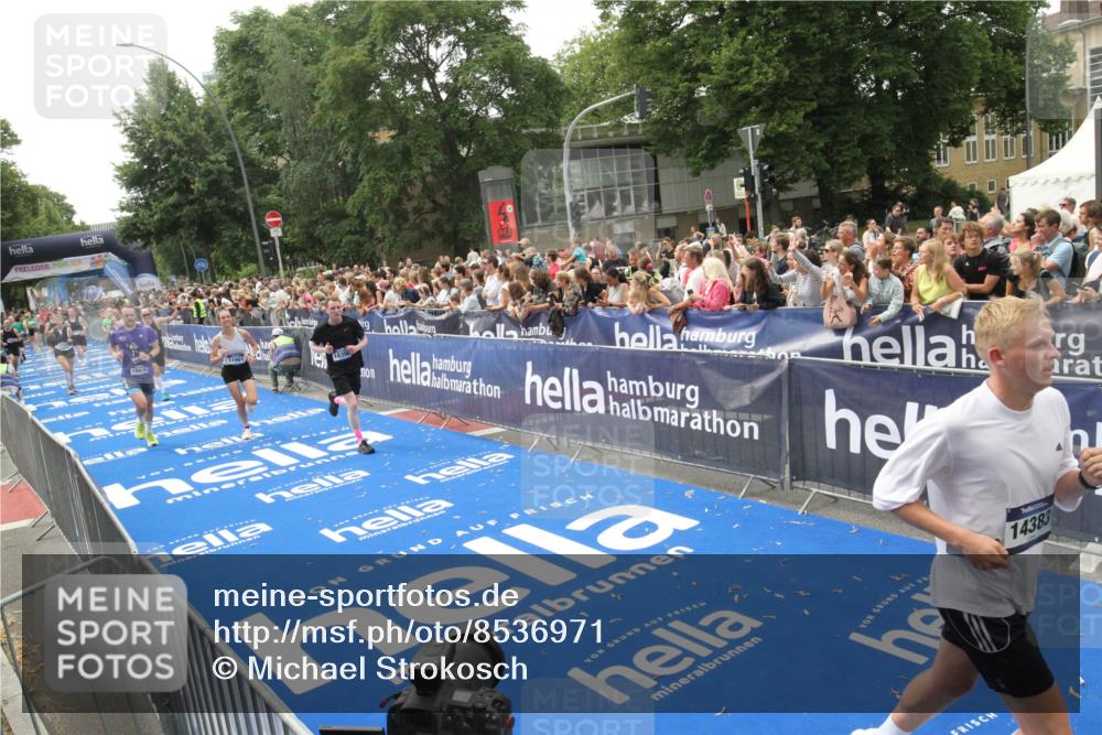 29.06.2025 - hella hamburg halbmarathon Michael Strokosch http://msf.ph/oto/8536971 29.06.2025 10:47:56 Ziel  meine-sportfotos.de