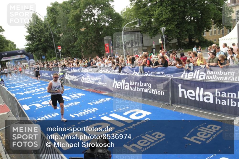 29.06.2025 - hella hamburg halbmarathon Michael Strokosch http://msf.ph/oto/8536974 29.06.2025 10:30:03 Ziel  meine-sportfotos.de