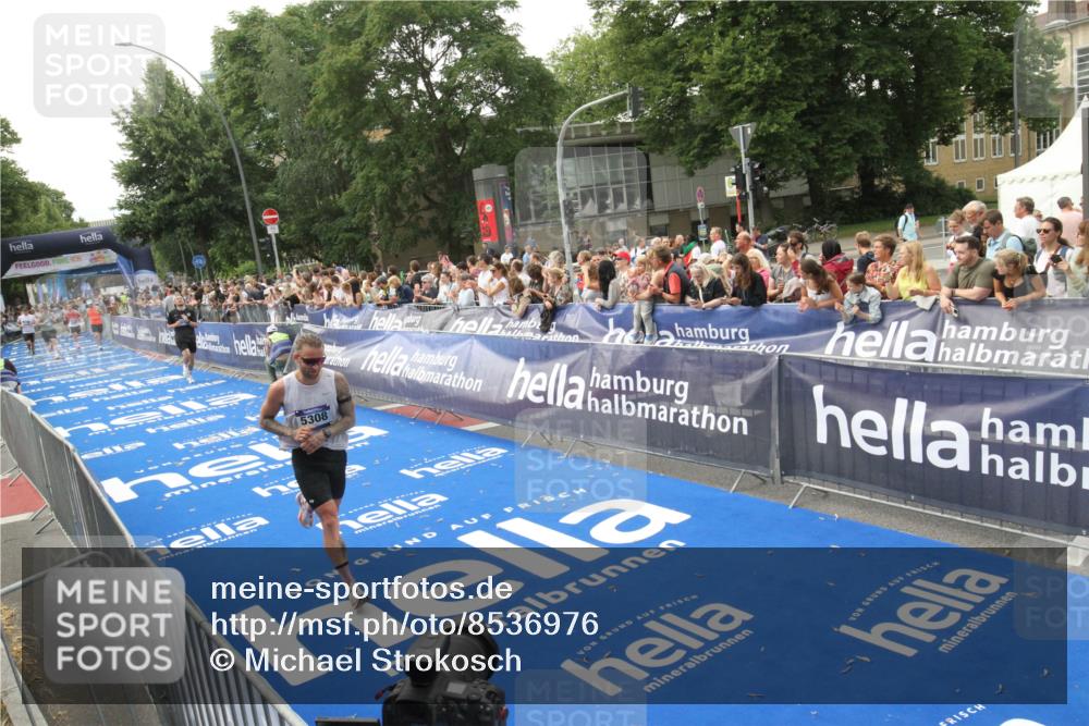 29.06.2025 - hella hamburg halbmarathon Michael Strokosch http://msf.ph/oto/8536976 29.06.2025 10:30:03 Ziel  meine-sportfotos.de
