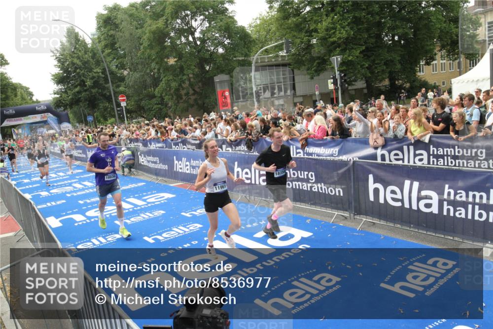 29.06.2025 - hella hamburg halbmarathon Michael Strokosch http://msf.ph/oto/8536977 29.06.2025 10:47:57 Ziel  meine-sportfotos.de