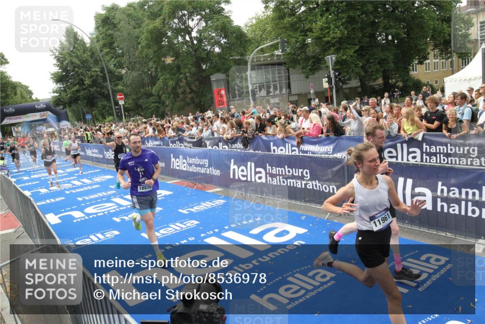 29.06.2025 - hella hamburg halbmarathon Michael Strokosch http://msf.ph/oto/8536978 29.06.2025 10:47:57 Ziel  meine-sportfotos.de