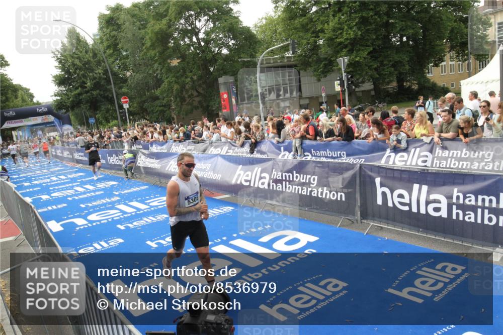 29.06.2025 - hella hamburg halbmarathon Michael Strokosch http://msf.ph/oto/8536979 29.06.2025 10:30:03 Ziel  meine-sportfotos.de