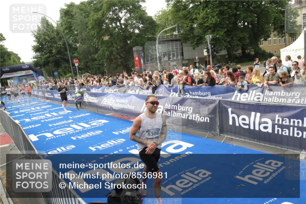 29.06.2025 - hella hamburg halbmarathon Michael Strokosch http://msf.ph/oto/8536981 29.06.2025 10:30:04 Ziel  meine-sportfotos.de