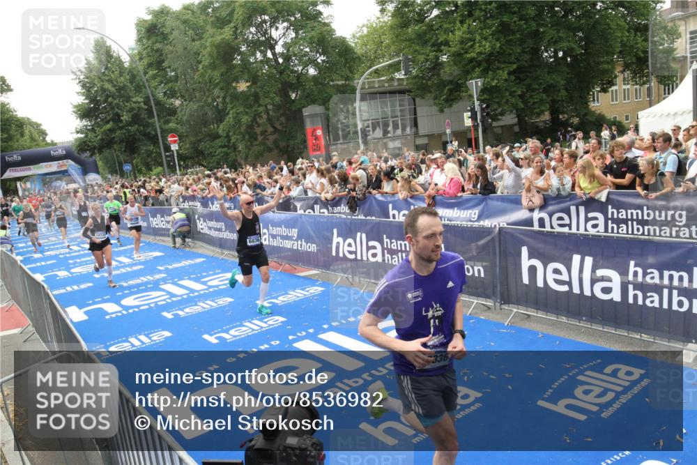 29.06.2025 - hella hamburg halbmarathon Michael Strokosch http://msf.ph/oto/8536982 29.06.2025 10:47:58 Ziel  meine-sportfotos.de