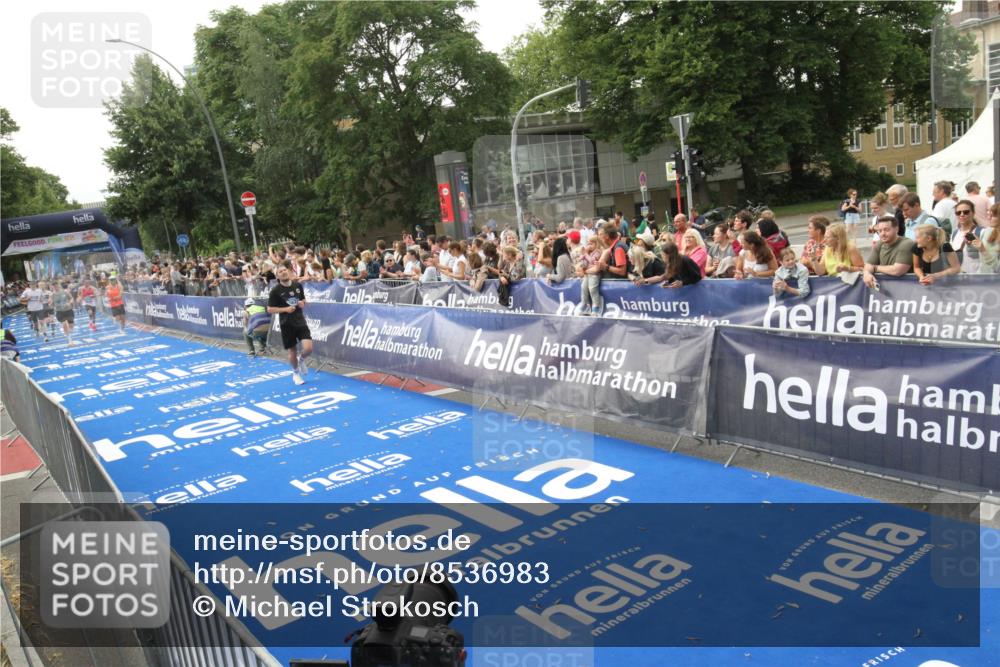 29.06.2025 - hella hamburg halbmarathon Michael Strokosch http://msf.ph/oto/8536983 29.06.2025 10:30:05 Ziel  meine-sportfotos.de