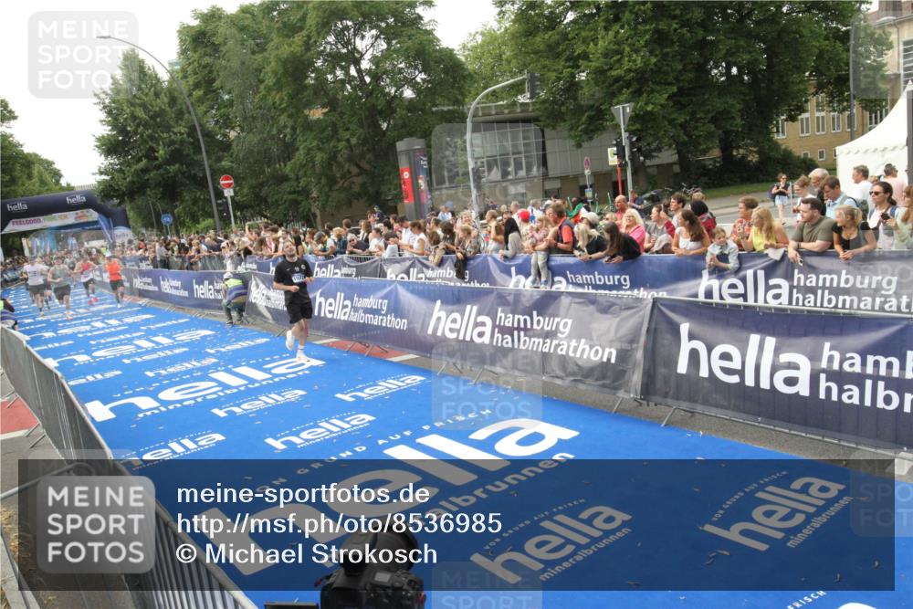 29.06.2025 - hella hamburg halbmarathon Michael Strokosch http://msf.ph/oto/8536985 29.06.2025 10:30:05 Ziel  meine-sportfotos.de