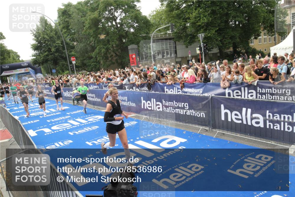 29.06.2025 - hella hamburg halbmarathon Michael Strokosch http://msf.ph/oto/8536986 29.06.2025 10:48:00 Ziel  meine-sportfotos.de