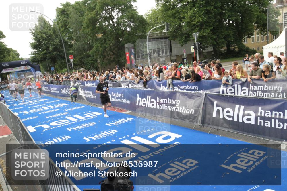 29.06.2025 - hella hamburg halbmarathon Michael Strokosch http://msf.ph/oto/8536987 29.06.2025 10:30:06 Ziel  meine-sportfotos.de