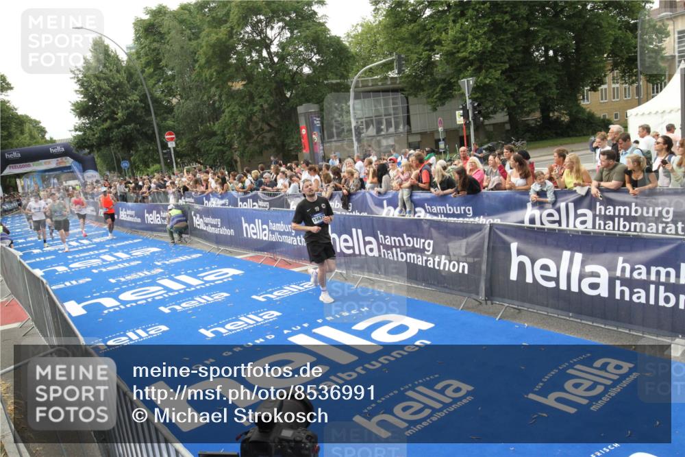 29.06.2025 - hella hamburg halbmarathon Michael Strokosch http://msf.ph/oto/8536991 29.06.2025 10:30:06 Ziel  meine-sportfotos.de