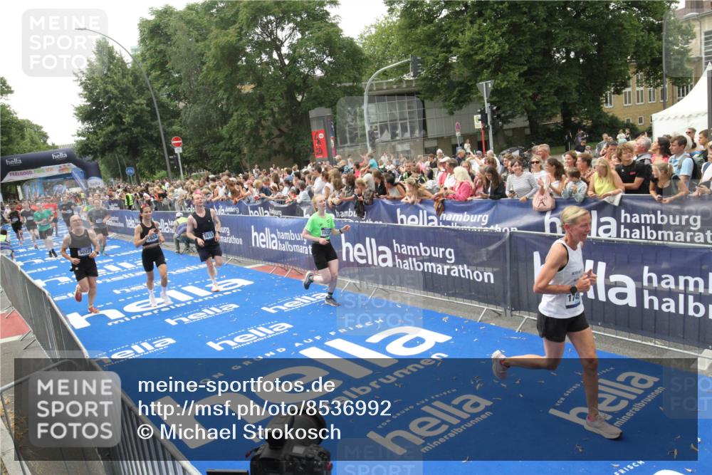 29.06.2025 - hella hamburg halbmarathon Michael Strokosch http://msf.ph/oto/8536992 29.06.2025 10:48:02 Ziel  meine-sportfotos.de