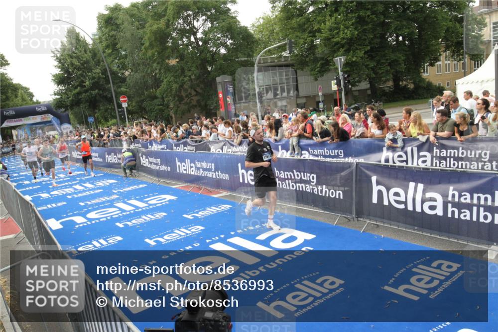 29.06.2025 - hella hamburg halbmarathon Michael Strokosch http://msf.ph/oto/8536993 29.06.2025 10:30:07 Ziel  meine-sportfotos.de