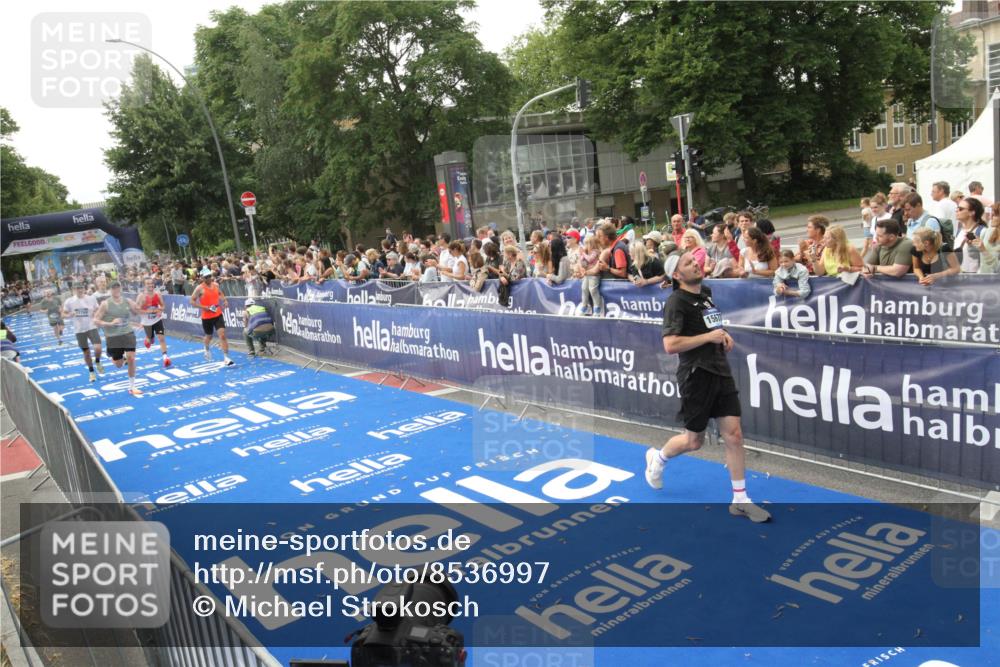 29.06.2025 - hella hamburg halbmarathon Michael Strokosch http://msf.ph/oto/8536997 29.06.2025 10:30:07 Ziel  meine-sportfotos.de