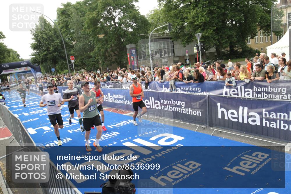 29.06.2025 - hella hamburg halbmarathon Michael Strokosch http://msf.ph/oto/8536999 29.06.2025 10:30:09 Ziel  meine-sportfotos.de