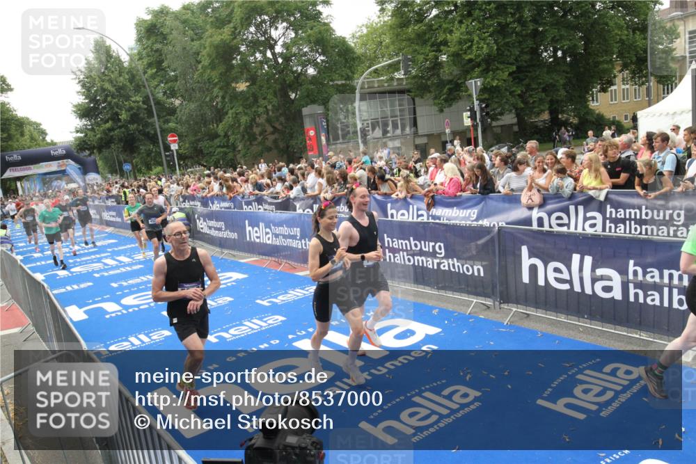 29.06.2025 - hella hamburg halbmarathon Michael Strokosch http://msf.ph/oto/8537000 29.06.2025 10:48:03 Ziel  meine-sportfotos.de