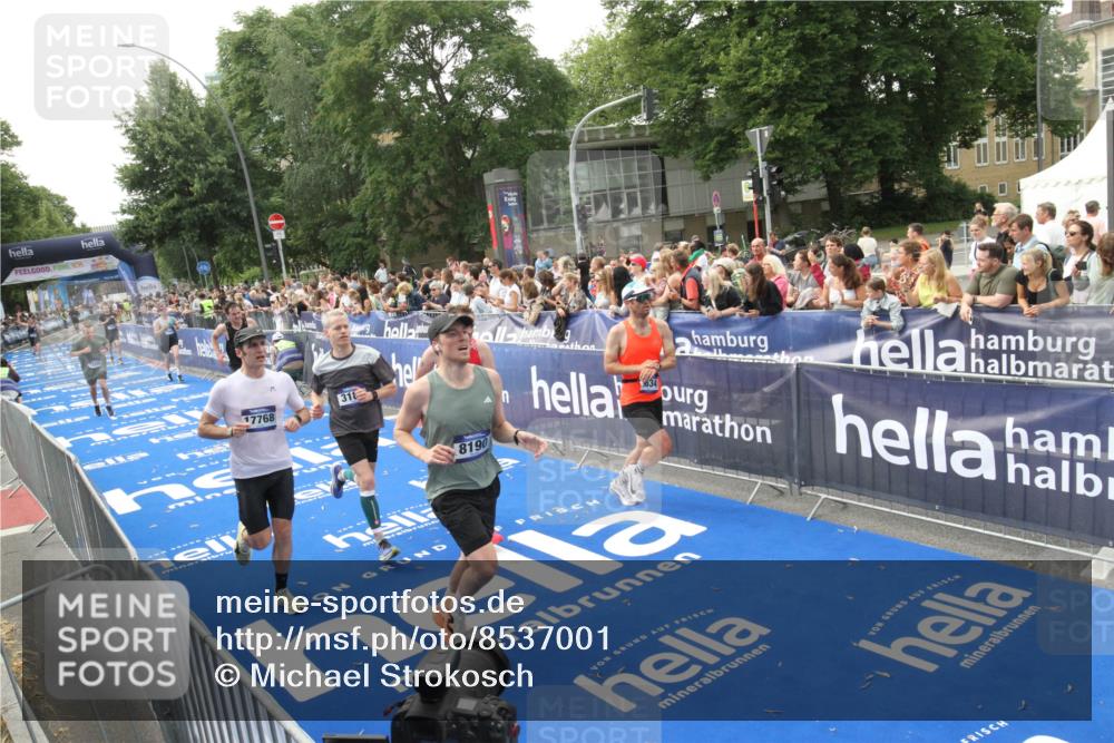 29.06.2025 - hella hamburg halbmarathon Michael Strokosch http://msf.ph/oto/8537001 29.06.2025 10:30:09 Ziel  meine-sportfotos.de