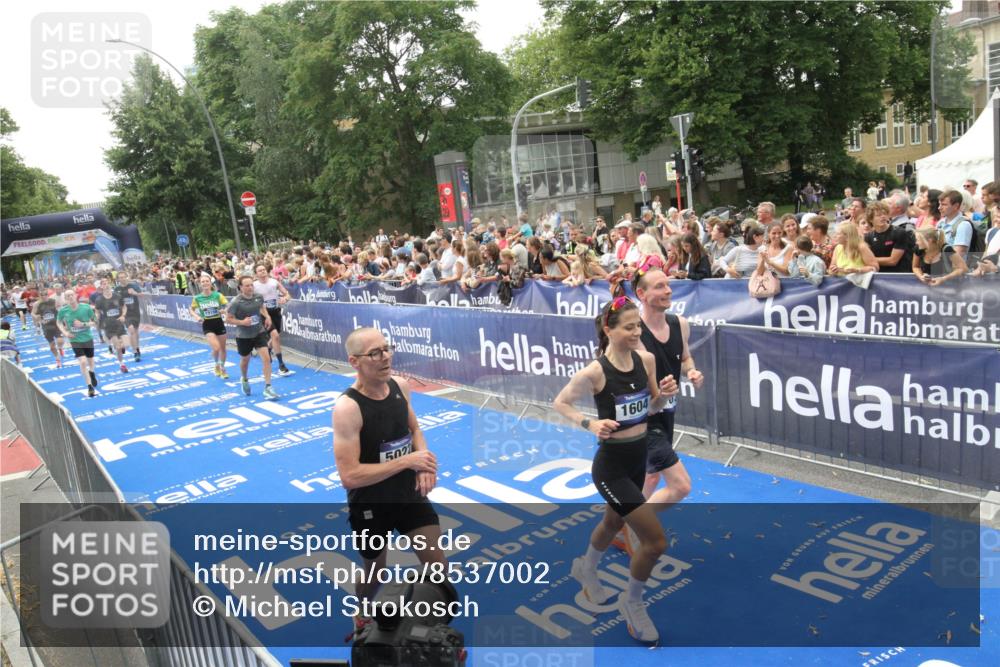 29.06.2025 - hella hamburg halbmarathon Michael Strokosch http://msf.ph/oto/8537002 29.06.2025 10:48:03 Ziel  meine-sportfotos.de