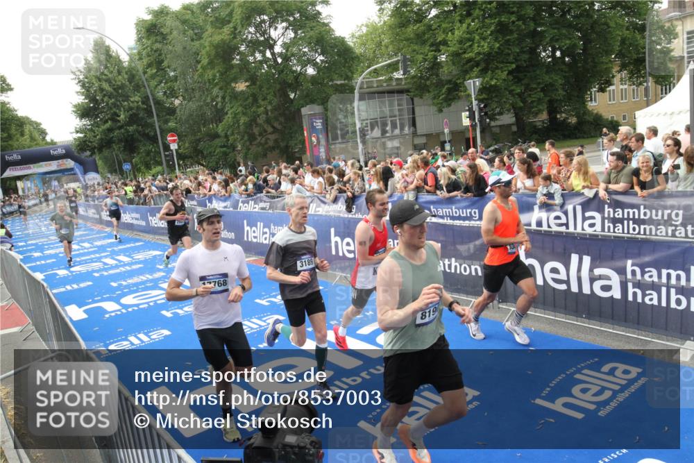 29.06.2025 - hella hamburg halbmarathon Michael Strokosch http://msf.ph/oto/8537003 29.06.2025 10:30:10 Ziel  meine-sportfotos.de