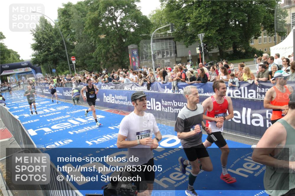 29.06.2025 - hella hamburg halbmarathon Michael Strokosch http://msf.ph/oto/8537005 29.06.2025 10:30:10 Ziel  meine-sportfotos.de