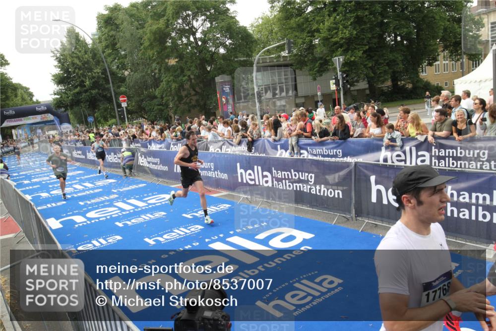 29.06.2025 - hella hamburg halbmarathon Michael Strokosch http://msf.ph/oto/8537007 29.06.2025 10:30:10 Ziel  meine-sportfotos.de