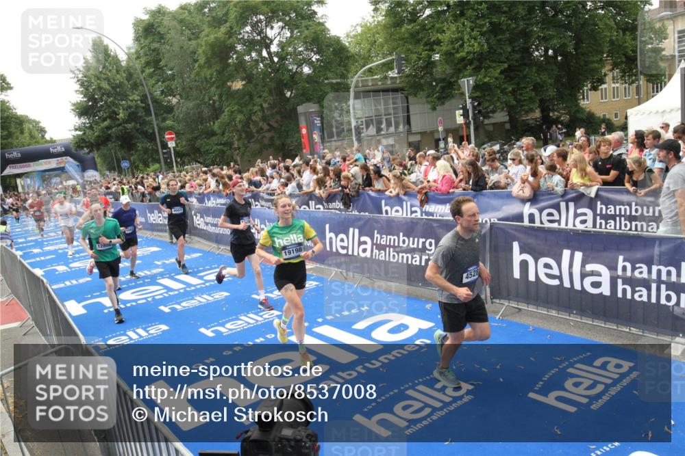 29.06.2025 - hella hamburg halbmarathon Michael Strokosch http://msf.ph/oto/8537008 29.06.2025 10:48:06 Ziel  meine-sportfotos.de