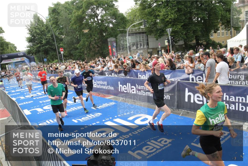 29.06.2025 - hella hamburg halbmarathon Michael Strokosch http://msf.ph/oto/8537011 29.06.2025 10:48:06 Ziel  meine-sportfotos.de