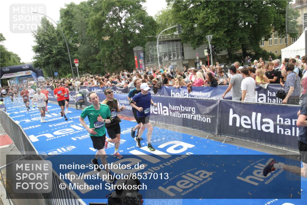 29.06.2025 - hella hamburg halbmarathon Michael Strokosch http://msf.ph/oto/8537013 29.06.2025 10:48:07 Ziel  meine-sportfotos.de