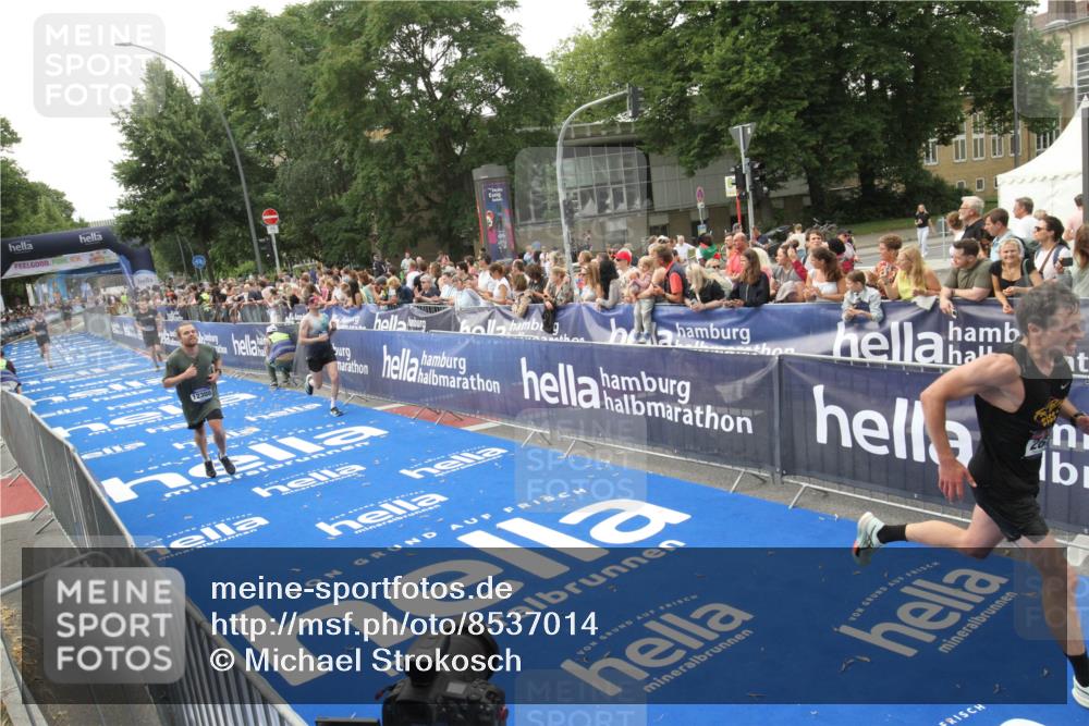 29.06.2025 - hella hamburg halbmarathon Michael Strokosch http://msf.ph/oto/8537014 29.06.2025 10:30:11 Ziel  meine-sportfotos.de