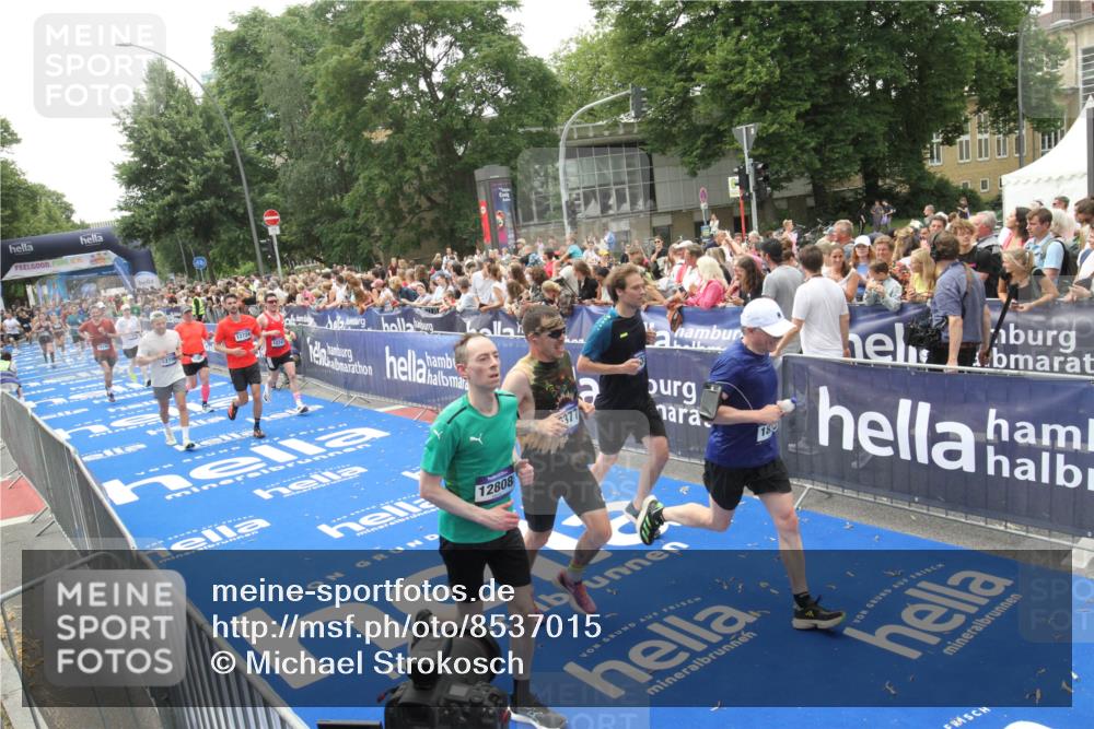 29.06.2025 - hella hamburg halbmarathon Michael Strokosch http://msf.ph/oto/8537015 29.06.2025 10:48:07 Ziel  meine-sportfotos.de