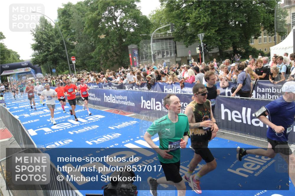 29.06.2025 - hella hamburg halbmarathon Michael Strokosch http://msf.ph/oto/8537017 29.06.2025 10:48:08 Ziel  meine-sportfotos.de
