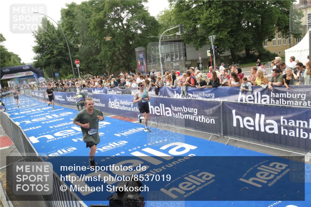29.06.2025 - hella hamburg halbmarathon Michael Strokosch http://msf.ph/oto/8537019 29.06.2025 10:30:12 Ziel  meine-sportfotos.de