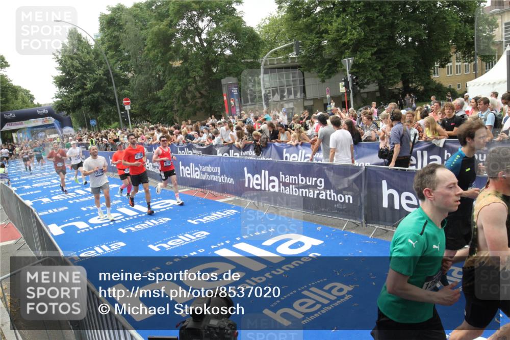 29.06.2025 - hella hamburg halbmarathon Michael Strokosch http://msf.ph/oto/8537020 29.06.2025 10:48:08 Ziel  meine-sportfotos.de