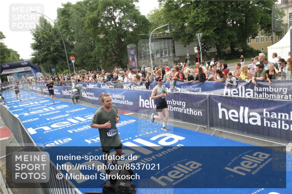 29.06.2025 - hella hamburg halbmarathon Michael Strokosch http://msf.ph/oto/8537021 29.06.2025 10:30:13 Ziel  meine-sportfotos.de