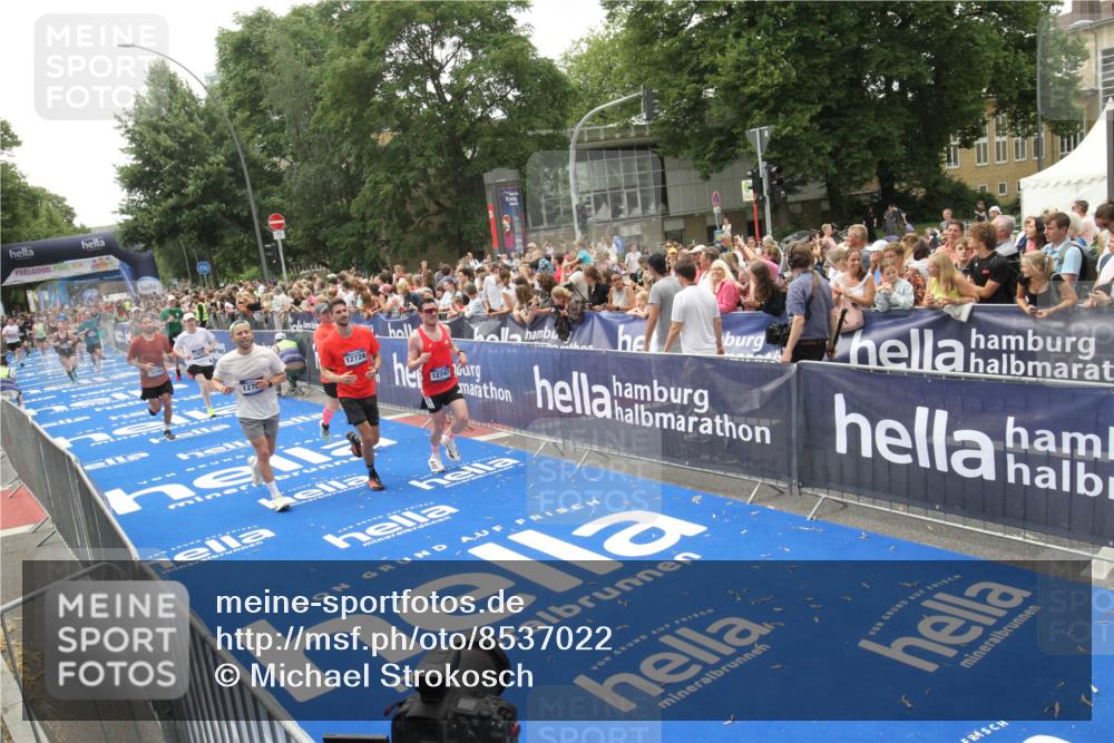29.06.2025 - hella hamburg halbmarathon Michael Strokosch http://msf.ph/oto/8537022 29.06.2025 10:48:09 Ziel  meine-sportfotos.de
