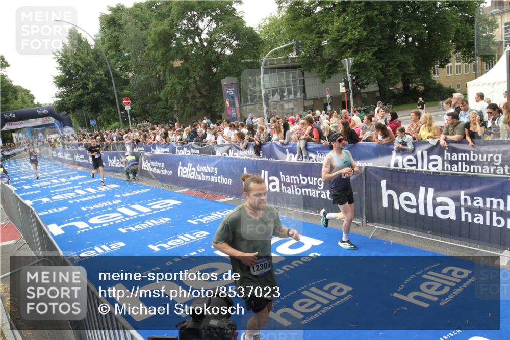 29.06.2025 - hella hamburg halbmarathon Michael Strokosch http://msf.ph/oto/8537023 29.06.2025 10:30:13 Ziel  meine-sportfotos.de