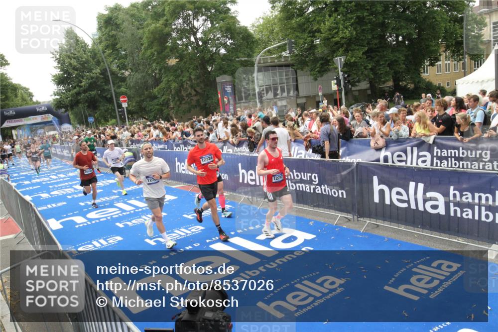 29.06.2025 - hella hamburg halbmarathon Michael Strokosch http://msf.ph/oto/8537026 29.06.2025 10:48:09 Ziel  meine-sportfotos.de