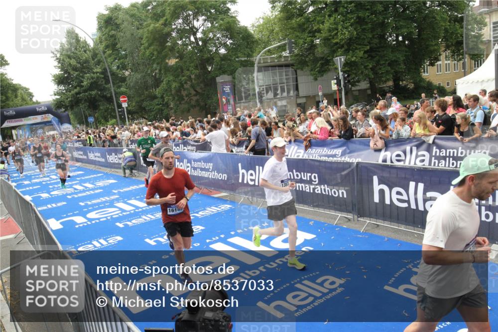 29.06.2025 - hella hamburg halbmarathon Michael Strokosch http://msf.ph/oto/8537033 29.06.2025 10:48:11 Ziel  meine-sportfotos.de