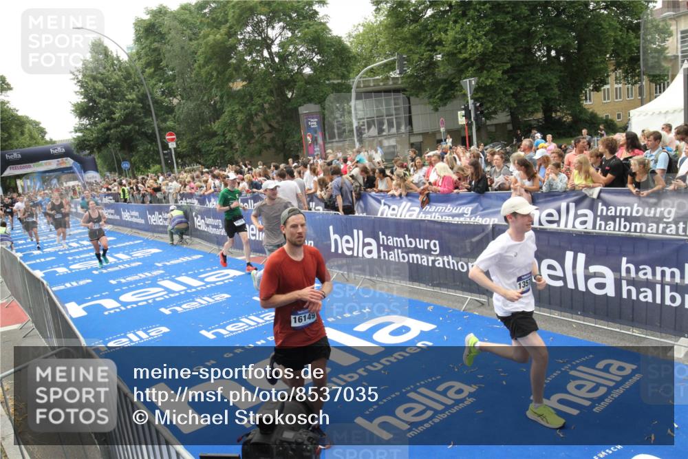 29.06.2025 - hella hamburg halbmarathon Michael Strokosch http://msf.ph/oto/8537035 29.06.2025 10:48:11 Ziel  meine-sportfotos.de