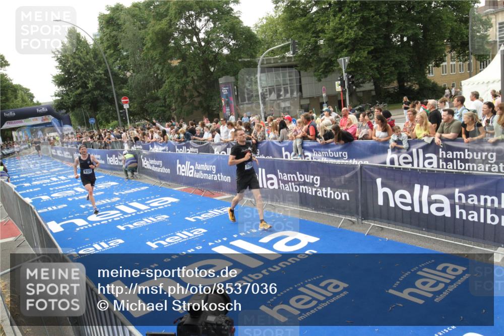 29.06.2025 - hella hamburg halbmarathon Michael Strokosch http://msf.ph/oto/8537036 29.06.2025 10:30:16 Ziel  meine-sportfotos.de