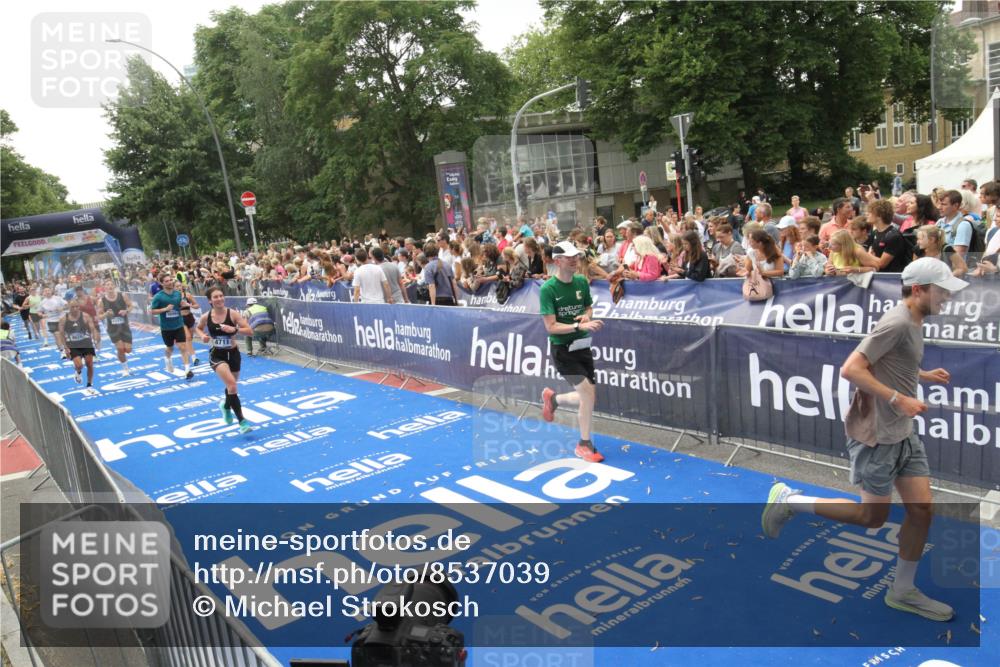 29.06.2025 - hella hamburg halbmarathon Michael Strokosch http://msf.ph/oto/8537039 29.06.2025 10:48:12 Ziel  meine-sportfotos.de