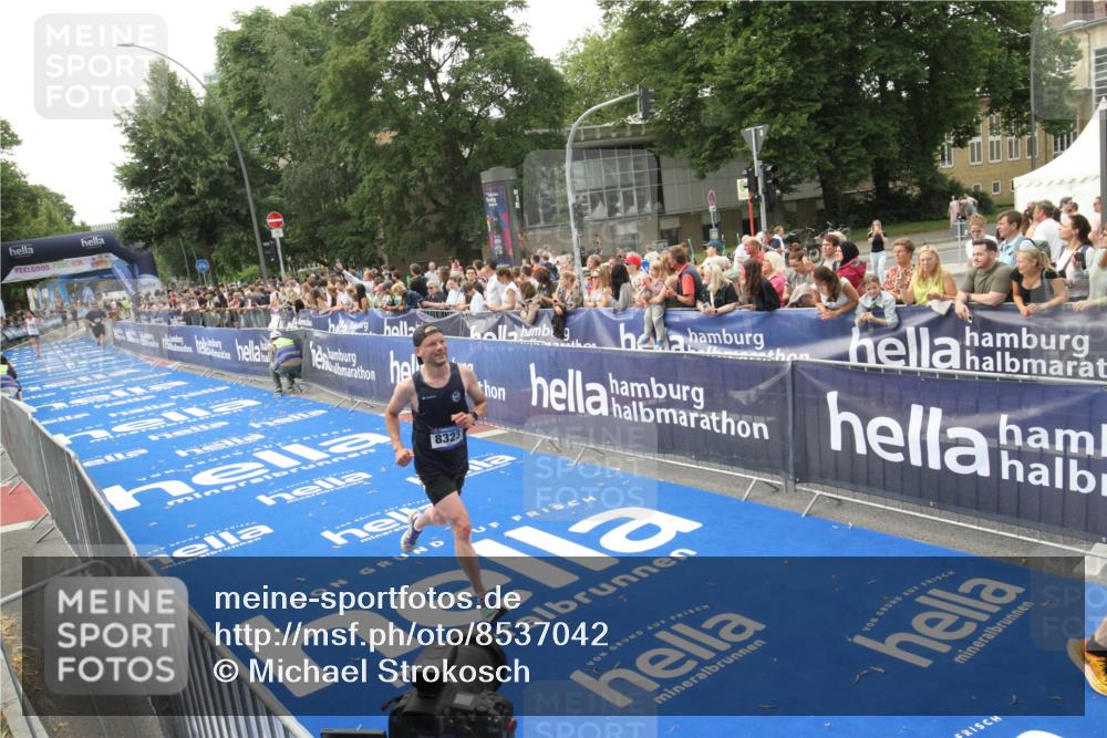29.06.2025 - hella hamburg halbmarathon Michael Strokosch http://msf.ph/oto/8537042 29.06.2025 10:30:17 Ziel  meine-sportfotos.de