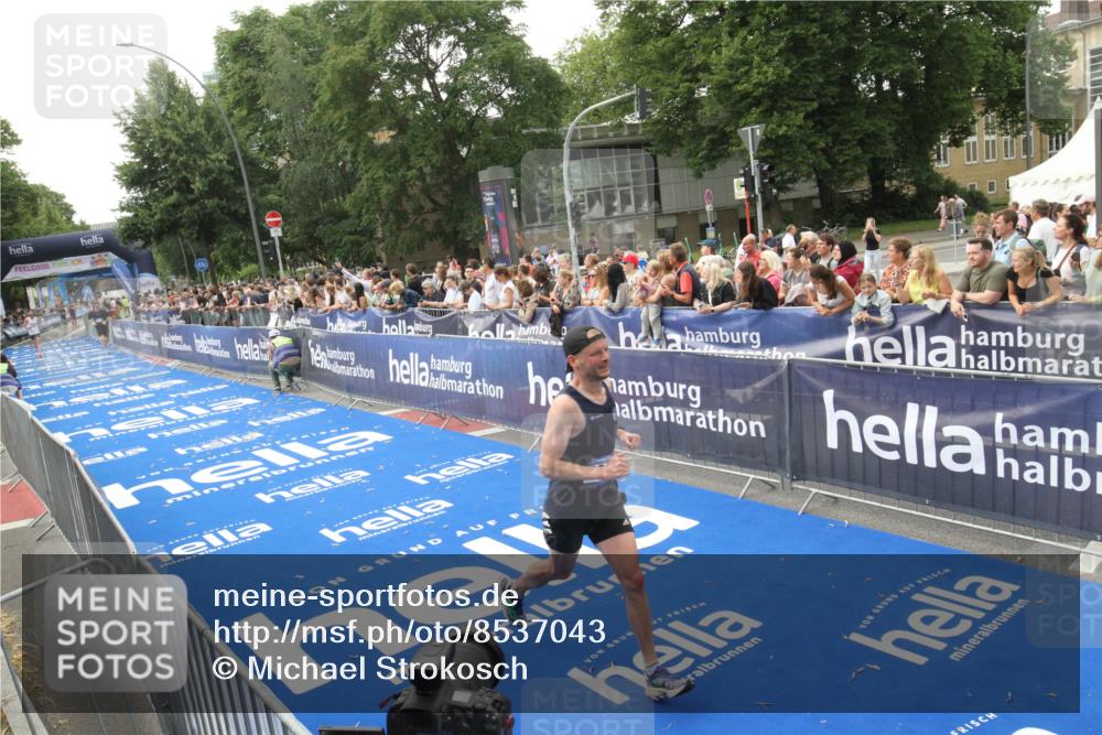 29.06.2025 - hella hamburg halbmarathon Michael Strokosch http://msf.ph/oto/8537043 29.06.2025 10:30:18 Ziel  meine-sportfotos.de
