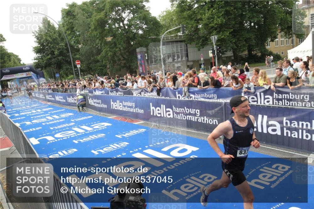 29.06.2025 - hella hamburg halbmarathon Michael Strokosch http://msf.ph/oto/8537045 29.06.2025 10:30:18 Ziel  meine-sportfotos.de