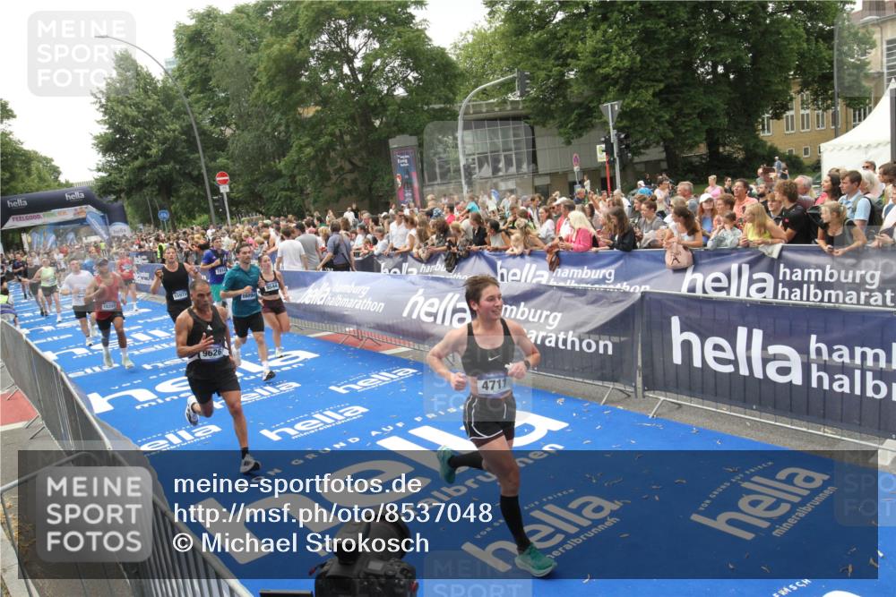 29.06.2025 - hella hamburg halbmarathon Michael Strokosch http://msf.ph/oto/8537048 29.06.2025 10:48:14 Ziel  meine-sportfotos.de