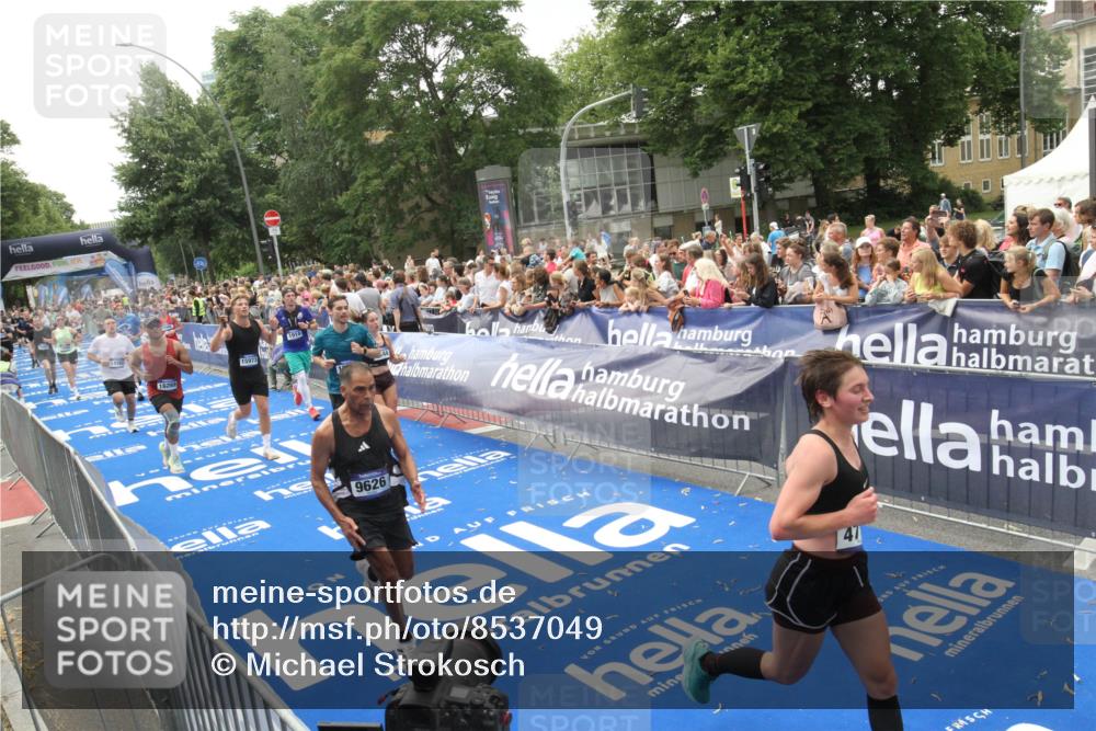 29.06.2025 - hella hamburg halbmarathon Michael Strokosch http://msf.ph/oto/8537049 29.06.2025 10:48:14 Ziel  meine-sportfotos.de